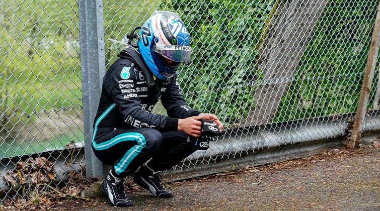 Formula 1 Pirelli Gran Premio Del Made In Italy E Dell emilia Romagna 2021 Rennen 18.04.2021, Autodromo Enzo e Dino Ferrari, Imola, Formula 1 Pirelli Gran Premio Del Made In Italy E Dell emilia Romagna 2021 Rennen ,im Bild Valtteri Bottas (FIN 77), Mercedes-AMG Petronas Formula One Team Crash unfall enttäuscht