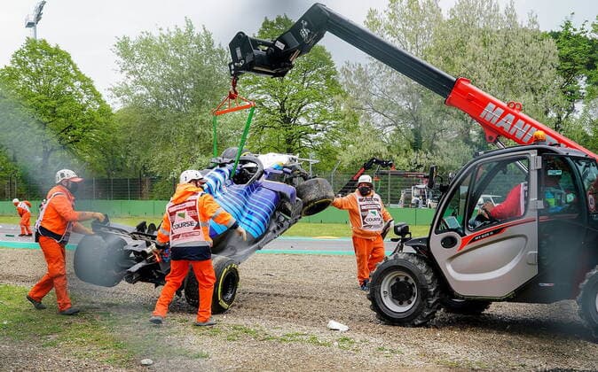 Formula 1 Pirelli Gran Premio Del Made In Italy E Dell emilia Romagna 2021 Rennen 18.04.2021, Autodromo Enzo e Dino Ferrari, Imola, Formula 1 Pirelli Gran Premio Del Made In Italy E Dell emilia Romagna 2021 Rennen ,im Bild George Russel (GBR 63), Williams Racing Fahrzeug Bergung Crash unfall beim Streckenposten