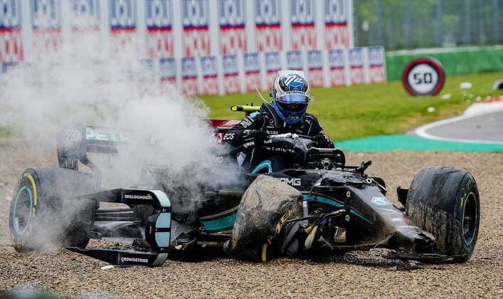 Formula 1 Pirelli Gran Premio Del Made In Italy E Dell emilia Romagna 2021 Rennen 18.04.2021, Autodromo Enzo e Dino Ferrari, Imola, Formula 1 Pirelli Gran Premio Del Made In Italy E Dell emilia Romagna 2021 Rennen ,im Bild Valtteri Bottas (FIN 77), Mercedes-AMG Petronas Formula One Team Crash unfall Schaden steigt aus