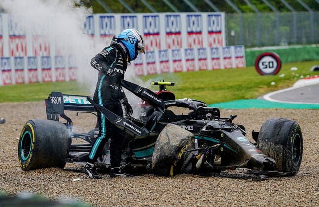 Formula 1 Pirelli Gran Premio Del Made In Italy E Dell emilia Romagna 2021 Rennen 18.04.2021, Autodromo Enzo e Dino Ferrari, Imola, Formula 1 Pirelli Gran Premio Del Made In Italy E Dell emilia Romagna 2021 Rennen ,im Bild Valtteri Bottas (FIN 77), Mercedes-AMG Petronas Formula One Team Crash unfall Schaden steigt aus