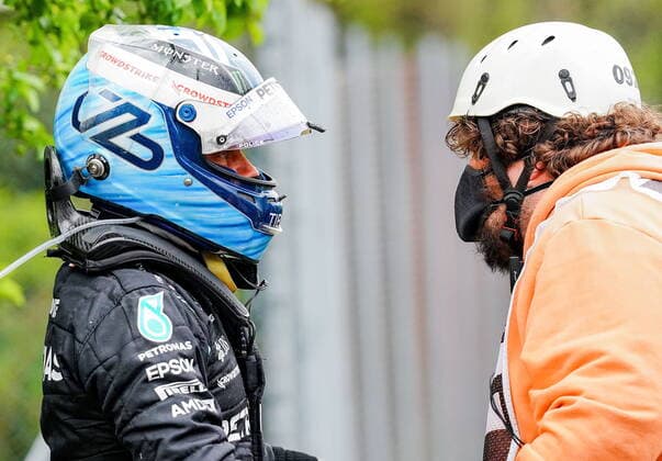 Formula 1 Pirelli Gran Premio Del Made In Italy E Dell emilia Romagna 2021 Rennen 18.04.2021, Autodromo Enzo e Dino Ferrari, Imola, Formula 1 Pirelli Gran Premio Del Made In Italy E Dell emilia Romagna 2021 Rennen ,im Bild Valtteri Bottas (FIN 77), Mercedes-AMG Petronas Formula One Team Crash unfall beim Streckenposten