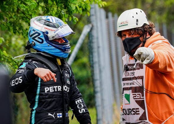 Formula 1 Pirelli Gran Premio Del Made In Italy E Dell emilia Romagna 2021 Rennen 18.04.2021, Autodromo Enzo e Dino Ferrari, Imola, Formula 1 Pirelli Gran Premio Del Made In Italy E Dell emilia Romagna 2021 Rennen ,im Bild Valtteri Bottas (FIN 77), Mercedes-AMG Petronas Formula One Team Crash unfall beim Streckenposten