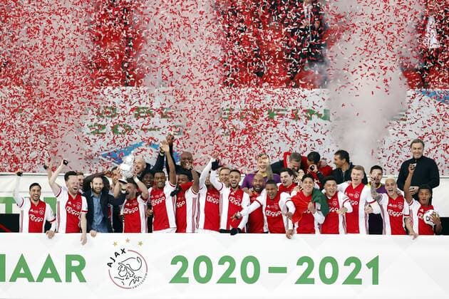 ROTTERDAM - Ajax goalkeeper Maarten Stekelenburg, Jurrien Timber of Ajax, Perr Schuurs of Ajax, Edson Alvarez of Ajax, Sean Klaiber of Ajax, Davy Klaassen of Ajax, David Neres of Ajax, Ryan Gravenberch of Ajax, Oussama Idrissi of Ajax, Dusan Tadic or Ajax, Noussair Mazraoui of Ajax, Devyne Rensch of Ajax, Ajax goalkeeper Kjell Scherpen, Daley Blind of Ajax, Jurgen Ekkelenkamp of Ajax, Zakaria Labyad of Ajax, Mohammed Kudus of Ajax, Lisandro Martinez of Ajax, Sebastien Haller of Ajax, Lassina Traore or Ajax, Kenneth Taylor of Ajax, Brian Brobbey of Ajax, Nico Tagliafico of Ajax, Ajax goalkeeper Dominik Kotarski, Neraysho Kasanwirjo of Ajax, Antony Matheus Dos Santos of Ajax, Quinten Timber of Ajax, Ajax coach Erik ten Hag, Ajax assistant coach Christian Poulsen, Ajax assistant coach Michael Reiziger, Ajax assistant coach Winston Bogarde, Ajax goalkeeper coach Anton Scheutjens with the TOTO KNVB Cup during the Toto KNVB cup final match between Ajax Amsterdam and Vitesse Arnhem i n de Kuip on April 18, 2021 in Rotterdam, the Netherlands. ANP MAURICE VAN STEEN Dutch Toto KNVB Cup Final 2020 2021 xVIxANPxSportx xxANPxIVx *** ROTTERDAM Ajax goalkeeper Maarten Stekelenburg, Jurrien Timber of Ajax, Perr Schuurs of Ajax, Edson Alvarez of Ajax, Sean Klaiber of Ajax, Davy Klaassen of Ajax, David Neres of Ajax, Ryan Gravenberch of Ajax, Oussama Idrissi of Ajax, Dusan Tadic of Ajax, Noussair Mazraoui of Ajax, Devyne Rensch or Ajax, Ajax goalkeeper Kjell Scherpen, Daley Blind or Ajax, Jurgen Ekkelenkamp or Ajax, Zakaria Labyad or Ajax, Mohammed Kudus or Ajax, Lisandro Martinez or Ajax, Sebastien Haller or Ajax, Lassina Traore or Ajax, Kenneth Taylor or Ajax, Brian Brobbey or Ajax, Nico Tagliafico of Ajax, Ajax goalkeeper Dominik Kotarski, Neraysho Kasanwirjo of Ajax, Antony Matheus Dos Santos of Ajax, Quinten Timber of Ajax, Ajax coach Erik ten Hag, Ajax assistant coach Christian Poulsen, Ajax assistant coach Michael Reiziger, Ajax assistant coach Winston Bogarde, Ajax goalkeeper coach Anton Scheutjens with the TOTO KNVB Cup during the Toto KNVB cup final match between Ajax Amsterdam and Vitesse Arnhem i n de Kuip on April 18, 2021 in Rotterdam, the Netherlands ANP MAURICE VAN STEEN Dutch Toto KNVB Cup Final 2020 2021 xVIxANPxSportx xxANPxIVx 430307642