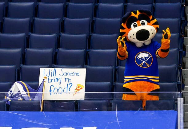 Bilder des Jahres 2021, Sport 04 April Sport Themen der Woche KW15 Sport Bilder des Tages April 18, 2021: Buffalo Sabres macot Sabretooth found it hard to get some food in an empty arena during the second period of play in the NHL, Eishockey Herren, USA hockey game between the Pittsburgh Penguins and Buffalo Sabres at the KeyBank Center in Buffalo , N.Y. (Nicholas T. LoVerde Cal Media) USA - ZUMAc04_ 20210418_zaf_c04_207 Copyright: xNicholasxT.xLoverdex