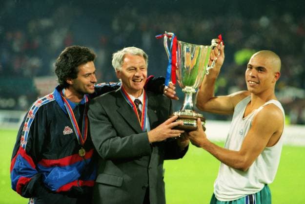 Archivbilder der Woche SPORT KW16 Football - 1996 1997 Cup Winner Cup - Final: Barcelona vs Paris St Germain 13 05 1997 Bobby Robson (Barcelona coach) flanked by assistant coach, Jose Mourinho (left) and Ronaldo (right) with the trophy in the Feijenoord Stadium, Rotterdam 