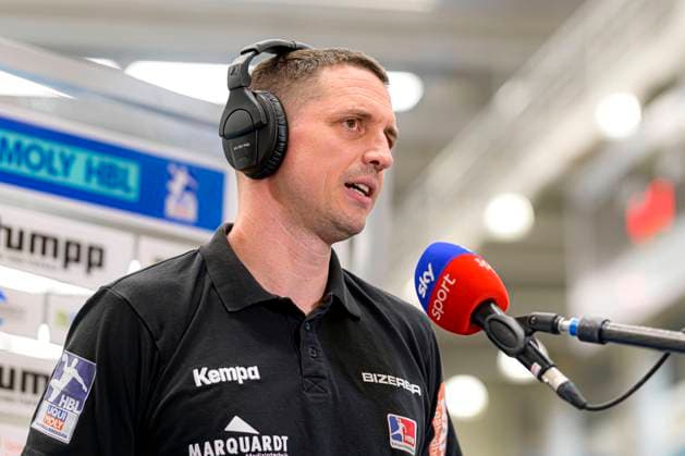 Balingen, Deutschland 18. April 2021: HBL - 20 21 - HBW Balingen vs. THW Kiel Trainer Jens Buerkle (HBW Balingen) im Sky Interview Balingen Sparkassenarena Baden-Württemberg Deutschland