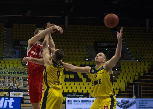 GER, Basketball, EWE Baskets Oldenburg vs brose Bamberg 19.04.2021, EWE Arena, Oldenburg, GER, easy Credit-BBL, EWE Baskets Oldenburg vs brose Bamberg, im Bild David KRAVISH ( brose Bamberg 45 ) Karsten TADDA (EWE Baskets Oldenburg 9 ) Rasid MAHALBASIC (EWE Baskets Oldenburg 24 )