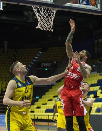 GER, Basketball, EWE Baskets Oldenburg vs brose Bamberg 19.04.2021, EWE Arena, Oldenburg, GER, easy Credit-BBL, EWE Baskets Oldenburg vs brose Bamberg, im Bild gegen die EX-Spieler Tyler LARSON ( brose Bamberg 55 ) Rasid MAHALBASIC (EWE Baskets Oldenburg 24 ) Tomislav GABRIC ( EWE Baskets Oldenburg 21 )