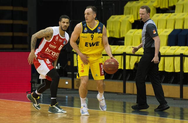GER, Basketball, EWE Baskets Oldenburg vs brose Bamberg 19.04.2021, EWE Arena, Oldenburg, GER, easy Credit-BBL, EWE Baskets Oldenburg vs brose Bamberg, im Bild Karsten TADDA (EWE Baskets Oldenburg 9 ) Tyler LARSON ( brose Bamberg 55 ) Dennis SIROWI ( Schiedrichter DBB )
