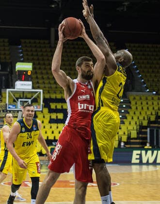 GER, Basketball, EWE Baskets Oldenburg vs brose Bamberg 19.04.2021, EWE Arena, Oldenburg, GER, easy Credit-BBL, EWE Baskets Oldenburg vs brose Bamberg, im Bild David KRAVISH ( brose Bamberg 45 ) Rickey PAULDING (EWE Baskets Oldenburg 23 )