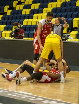 GER, Basketball, EWE Baskets Oldenburg vs brose Bamberg 19.04.2021, EWE Arena, Oldenburg, GER, easy Credit-BBL, EWE Baskets Oldenburg vs brose Bamberg, im Bild der Kampf um den Ball und Mundschutz Devon HALL ( brose Bamberg 22 ) Mateo SERIC ( brose Bamberg 17 ) Rasid MAHALBASIC (EWE Baskets Oldenburg 24 ) Karsten TADDA (EWE Baskets Oldenburg 9 )