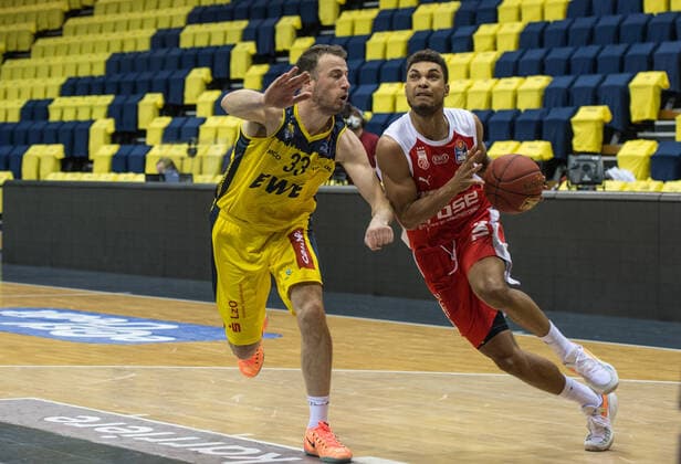 GER, Basketball, EWE Baskets Oldenburg vs brose Bamberg 19.04.2021, EWE Arena, Oldenburg, GER, easy Credit-BBL, EWE Baskets Oldenburg vs brose Bamberg, im Bild Kenneth OGBE ( brose Bamberg 25 ) Philipp SCHWETHELM (EWE Baskets Oldenburg 33 )