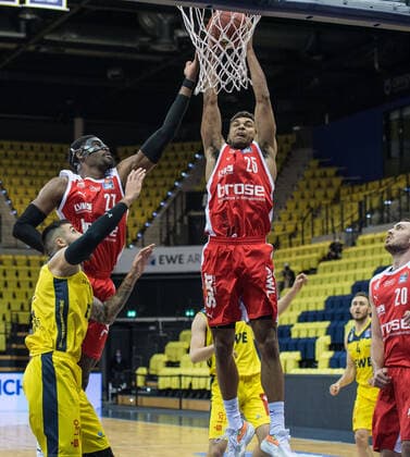 GER, Basketball, EWE Baskets Oldenburg vs brose Bamberg 19.04.2021, EWE Arena, Oldenburg, GER, easy Credit-BBL, EWE Baskets Oldenburg vs brose Bamberg, im Bild Kenneth OGBE ( brose Bamberg 25 ) Martin BREUNING (EWE Baskets Oldenburg 12 ) Shevon THOMPSON ( brose Bamberg 27 ) Chase FIELER ( brose Bamberg 20 ) nordphotoxRojahn nph00310