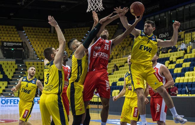 GER, Basketball, EWE Baskets Oldenburg vs brose Bamberg 19.04.2021, EWE Arena, Oldenburg, GER, easy Credit-BBL, EWE Baskets Oldenburg vs brose Bamberg, im Bild Kenneth OGBE ( brose Bamberg 25 ) Braydon HOBBS (EWE Baskets Oldenburg 3 ) Martin BREUNING (EWE Baskets Oldenburg 12 ) Sebastian HERRERA (EWE Baskets Oldenburg 7 ) nordphotoxRojahn nph00310