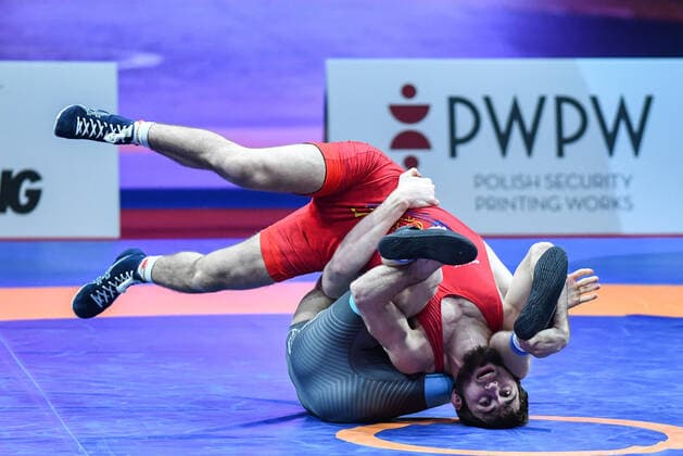 Bilder des Jahres 2021, Sport 04 April Sport Themen der Woche KW16 Sport Bilder des Tages WARSZAWA 19.04.2021 MISTRZOSTWA EUROPY W ZAPASACH --- THE EUROPEAN WRESTLING CHAMPIONSHIP IN WARSAW KRZYSZTOF BIENKOWSKI MAXIM SACULTAN FOT. JACEK PRONDZYNSKI FOTOPYK NEWSPIX.PL --- Newspix.pl  210419JAC013
