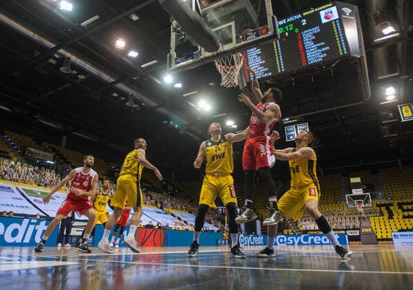 GER, Basketball, EWE Baskets Oldenburg vs brose Bamberg 19.04.2021, EWE Arena, Oldenburg, GER, easy Credit-BBL, EWE Baskets Oldenburg vs brose Bamberg, im Bild Tyler LARSON ( brose Bamberg 55 ) Rasid MAHALBASIC (EWE Baskets Oldenburg 24 ) Tomislav GABRIC ( EWE Baskets Oldenburg 21 )