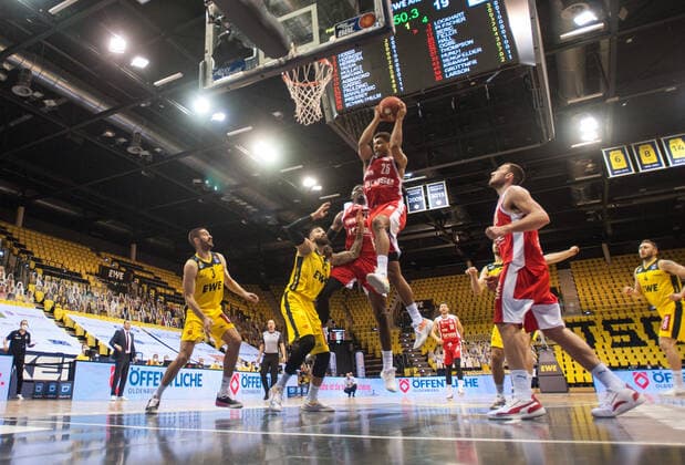 GER, Basketball, EWE Baskets Oldenburg vs brose Bamberg 19.04.2021, EWE Arena, Oldenburg, GER, easy Credit-BBL, EWE Baskets Oldenburg vs brose Bamberg, im Bild Kenneth OGBE ( brose Bamberg 25 ) Shevon THOMPSON ( brose Bamberg 27 ) Martin BREUNING (EWE Baskets Oldenburg 12 ) Braydon HOBBS (EWE Baskets Oldenburg 3 ) Chase FIELER ( brose Bamberg 20 )
