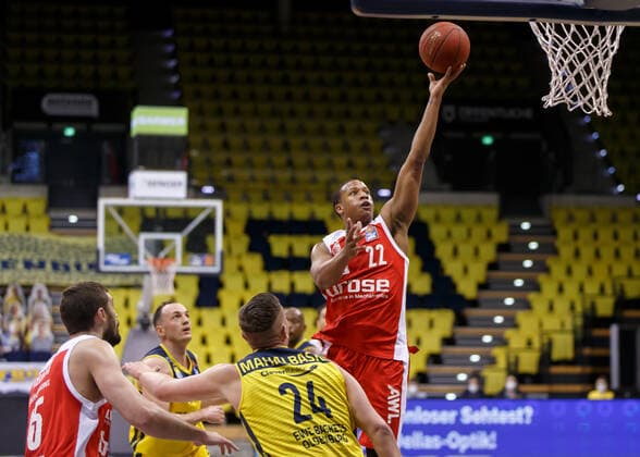 Oldenburg, Niedersachsen, DEU, 19.04.2021, Devon Hall (Brose Bamberg). EWE Baskets Oldenburg vs. Brose Bamberg. 1. Basketball-Bundesliga Saison 2020 2021, 29. Spieltag, Grosse EWE Arena. EWE Baskets Oldenburg vs. Brose Bamberg