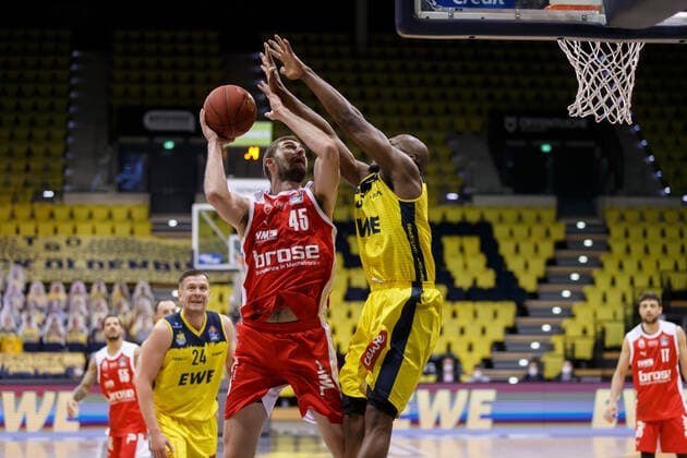 Oldenburg, Niedersachsen, DEU, 19.04.2021, David Kravish (Mitte, Brose Bamberg), Rickey Paulding (rechts, EWE Baskets Oldenburg) und Rasid Mahalbasic (links, EWE Baskets Oldenburg). EWE Baskets Oldenburg vs. Brose Bamberg. 1. Basketball-Bundesliga Saison 2020 2021, 29. Spieltag, Grosse EWE Arena. EWE Baskets Oldenburg vs. Brose Bamberg