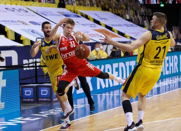 Oldenburg, Niedersachsen, DEU, 19.04.2021, Bennet Hundt (Mitte, Brose Bamberg), Braydon Hobbs (links, EWE Baskets Oldenburg) und Tomislav Gabric (rechts, EWE Baskets Oldenburg). EWE Baskets Oldenburg vs. Brose Bamberg. 1. Basketball-Bundesliga Saison 2020 2021, 29. Spieltag, Grosse EWE Arena. EWE Baskets Oldenburg vs. Brose Bamberg