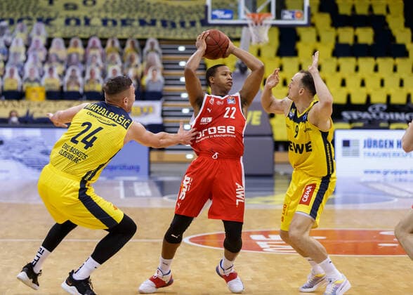 Oldenburg, Niedersachsen, DEU, 19.04.2021, Devon Hall (Mitte, Brose Bamberg), Karsten Tadda (rechts, EWE Baskets Oldenburg) und Rasid Mahalbasic (links, EWE Baskets Oldenburg). EWE Baskets Oldenburg vs. Brose Bamberg. 1. Basketball-Bundesliga Saison 2020 2021, 29. Spieltag, Grosse EWE Arena. EWE Baskets Oldenburg vs. Brose Bamberg