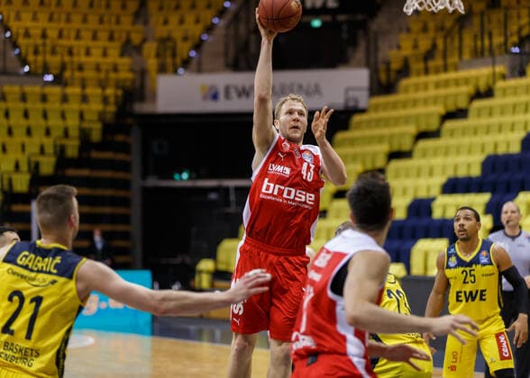 Oldenburg, Niedersachsen, DEU, 19.04.2021, Christian Sengfelder (Mitte, Brose Bamberg). EWE Baskets Oldenburg vs. Brose Bamberg. 1. Basketball-Bundesliga Saison 2020 2021, 29. Spieltag, Grosse EWE Arena. EWE Baskets Oldenburg vs. Brose Bamberg