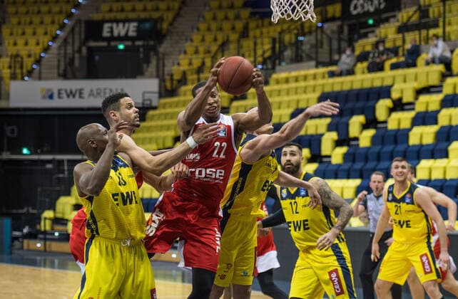 GER, Basketball, EWE Baskets Oldenburg vs brose Bamberg 19.04.2021, EWE Arena, Oldenburg, GER, easy Credit-BBL, EWE Baskets Oldenburg vs brose Bamberg, im Bild Devon HALL ( brose Bamberg 22 ) Dominic LOCKHART ( brose Bamberg 3 ) Rickey PAULDING (EWE Baskets Oldenburg 23 ) Karsten TADDA (EWE Baskets Oldenburg 9 )
