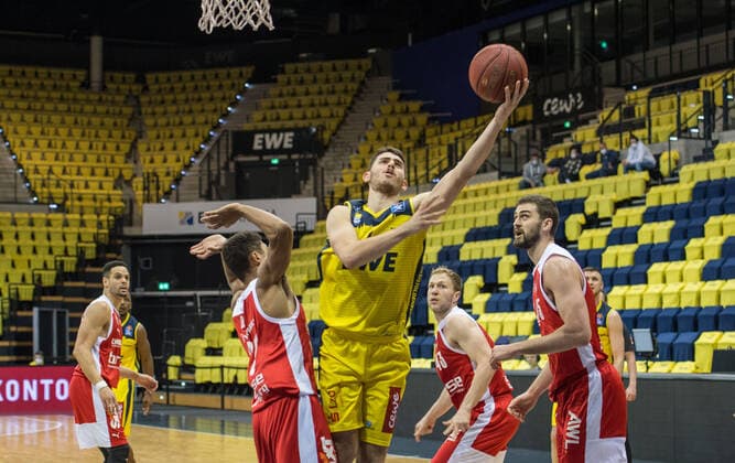 GER, Basketball, EWE Baskets Oldenburg vs brose Bamberg 19.04.2021, EWE Arena, Oldenburg, GER, easy Credit-BBL, EWE Baskets Oldenburg vs brose Bamberg, im Bild Sebastian HERRERA (EWE Baskets Oldenburg 7 ) Kenneth OGBE ( brose Bamberg 25 ) Christian SENGFELDER ( brose Bamberg 43 ) David KRAVISH ( brose Bamberg 45 )