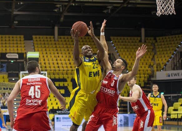GER, Basketball, EWE Baskets Oldenburg vs brose Bamberg 19.04.2021, EWE Arena, Oldenburg, GER, easy Credit-BBL, EWE Baskets Oldenburg vs brose Bamberg, im Bild Rickey PAULDING (EWE Baskets Oldenburg 23 ) David KRAVISH ( brose Bamberg 45 ) Dominic LOCKHART ( brose Bamberg 3 )