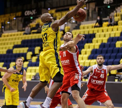 Oldenburg, Niedersachsen, DEU, 19.04.2021, Rickey Paulding (links, EWE Baskets Oldenburg) und Chase Fieler (Brose Bamberg). EWE Baskets Oldenburg vs. Brose Bamberg. 1. Basketball-Bundesliga Saison 2020 2021, 29. Spieltag, Grosse EWE Arena. EWE Baskets Oldenburg vs. Brose Bamberg