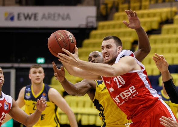 Oldenburg, Niedersachsen, DEU, 19.04.2021, Chase Fieler (Brose Bamberg) und Rickey Paulding (links, EWE Baskets Oldenburg). EWE Baskets Oldenburg vs. Brose Bamberg. 1. Basketball-Bundesliga Saison 2020 2021, 29. Spieltag, Grosse EWE Arena. EWE Baskets Oldenburg vs. Brose Bamberg