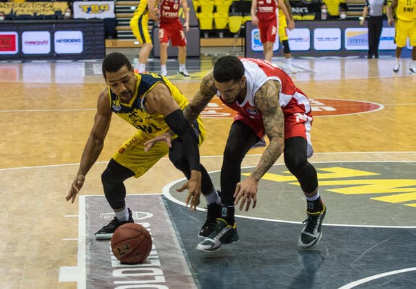 GER, Basketball, EWE Baskets Oldenburg vs brose Bamberg 19.04.2021, EWE Arena, Oldenburg, GER, easy Credit-BBL, EWE Baskets Oldenburg vs brose Bamberg, im Bild Phil PRESSEY (EWE Baskets Oldenburg 25 ) Tyler LARSON ( brose Bamberg 55 )