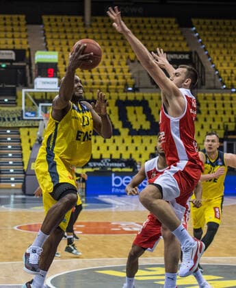 GER, Basketball, EWE Baskets Oldenburg vs brose Bamberg 19.04.2021, EWE Arena, Oldenburg, GER, easy Credit-BBL, EWE Baskets Oldenburg vs brose Bamberg, im Bild Rickey PAULDING (EWE Baskets Oldenburg 23 ) Chase FIELER ( brose Bamberg 20 )