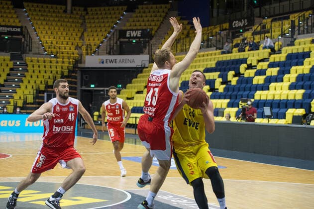 GER, Basketball, EWE Baskets Oldenburg vs brose Bamberg 19.04.2021, EWE Arena, Oldenburg, GER, easy Credit-BBL, EWE Baskets Oldenburg vs brose Bamberg, im Bild Rasid MAHALBASIC (EWE Baskets Oldenburg 24 ) Christian SENGFELDER ( brose Bamberg 43 ) David KRAVISH ( brose Bamberg 45 )