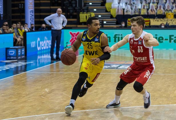 GER, Basketball, EWE Baskets Oldenburg vs brose Bamberg 19.04.2021, EWE Arena, Oldenburg, GER, easy Credit-BBL, EWE Baskets Oldenburg vs brose Bamberg, im Bild Phil PRESSEY (EWE Baskets Oldenburg 25 ) Bennet HUNDT ( brose Bamberg 33 )