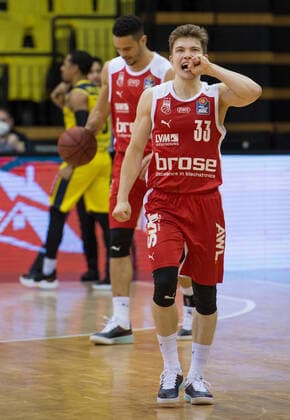 GER, Basketball, EWE Baskets Oldenburg vs brose Bamberg 19.04.2021, EWE Arena, Oldenburg, GER, easy Credit-BBL, EWE Baskets Oldenburg vs brose Bamberg, im Bild verloren mit 100 zu 99 der Biss in die Hand Bennet HUNDT ( brose Bamberg 33 ) dahinter Dominic LOCKHART ( brose Bamberg 3 )