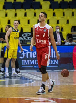 GER, Basketball, EWE Baskets Oldenburg vs brose Bamberg 19.04.2021, EWE Arena, Oldenburg, GER, easy Credit-BBL, EWE Baskets Oldenburg vs brose Bamberg, im Bild nicht mehr zum Wurf gekommen und dann verloren 100 zu 99 Dominic LOCKHART ( brose Bamberg 3 ) hinten die Sieger Karsten TADDA (EWE Baskets Oldenburg 9 ) und Phil PRESSEY (EWE Baskets Oldenburg 25 )