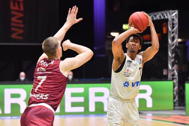 Chemnitz, Deutschland 19. April 2021: BBL - 2020 2021 - Niners Chemnitz vs. Hamburg Towers v. li. im Zweikampf Jonas Richter (Chemnitz) und Kameron Taylor (Hamburg) Messe Chemnitz Sachsen Copyright: xFotostandx xDostmannx