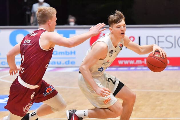 Chemnitz, Deutschland 19. April 2021: BBL - 2020 2021 - Niners Chemnitz vs. Hamburg Towers v. li. im Zweikampf Luis Figge (Chemnitz) und Justus Hollatz (Hamburg) Messe Chemnitz Sachsen Copyright: xFotostandx xDostmannx