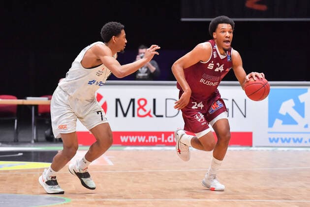 Chemnitz, Deutschland 19. April 2021: BBL - 2020 2021 - Niners Chemnitz vs. Hamburg Towers v. li. im Zweikampf Kameron Taylor (Hamburg) und George King (Chemnitz) Messe Chemnitz Sachsen Copyright: xFotostandx xDostmannx