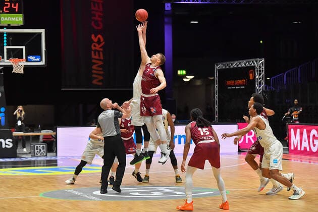 Chemnitz, Deutschland 19. April 2021: BBL - 2020 2021 - Niners Chemnitz vs. Hamburg Towers Anwurf von v.l. Maik Kotsar (Hamburg) und Jonas Richter (Chemnitz) Messe Chemnitz Sachsen Copyright: xFotostandx xDostmannx