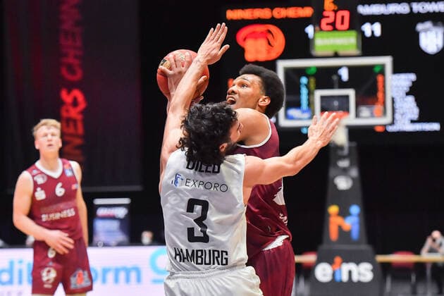 Chemnitz, Deutschland 19. April 2021: BBL - 2020 2021 - Niners Chemnitz vs. Hamburg Towers v. li. im Zweikampf Maximilian DiLeo (Hamburg) und George King (Chemnitz) Messe Chemnitz Sachsen Copyright: xFotostandx xDostmannx