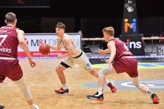 Chemnitz, Deutschland 19. April 2021: BBL - 2020 2021 - Niners Chemnitz vs. Hamburg Towers v. li. im Zweikampf Justus Hollatz (Hamburg) und Luis Figge (Chemnitz) Messe Chemnitz Sachsen Copyright: xFotostandx xDostmannx