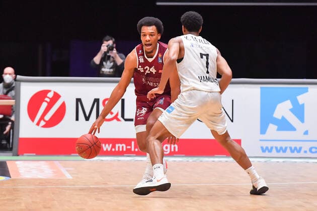 Chemnitz, Deutschland 19. April 2021: BBL - 2020 2021 - Niners Chemnitz vs. Hamburg Towers v. li. im Zweikampf George King (Chemnitz) und Kameron Taylor (Hamburg) Messe Chemnitz Sachsen Copyright: xFotostandx xDostmannx