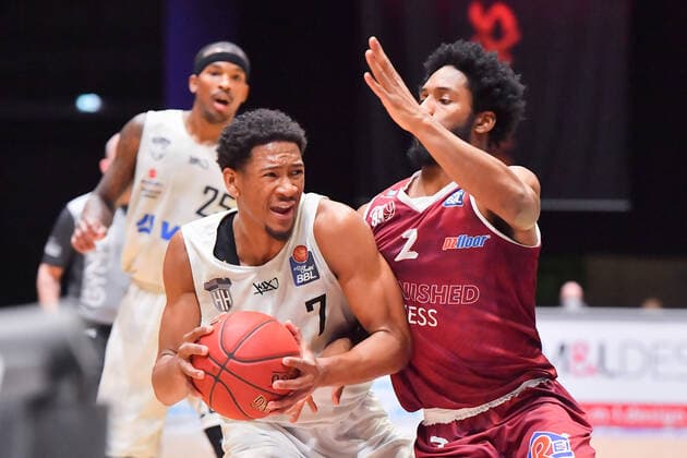 Chemnitz, Deutschland 19. April 2021: BBL - 2020 2021 - Niners Chemnitz vs. Hamburg Towers v. li. im Zweikampf Kameron Taylor (Hamburg) und Harris Terrell (Chemnitz) Messe Chemnitz Sachsen Copyright: xFotostandx xDostmannx