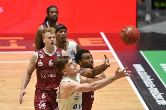Maik Kotsar (Hamburg Towers) vorn, Isiaha Mike (Niners Chemnitz) dahinter, Luis Figge (Niners Chemnitz) li., Niners Chemnitz vs. Hamburg Towers, 19.04.2021, easycredit Basketball Bundesliga, GER, Saison 2020 21 Niners Chemnitz vs. Hamburg Towers, 19.04.2021, easycredit Basketball Bundesliga, GER, Saison 2020 21 Chemnitz Copyright: xBertxHarzer xEibner-xPressefotox