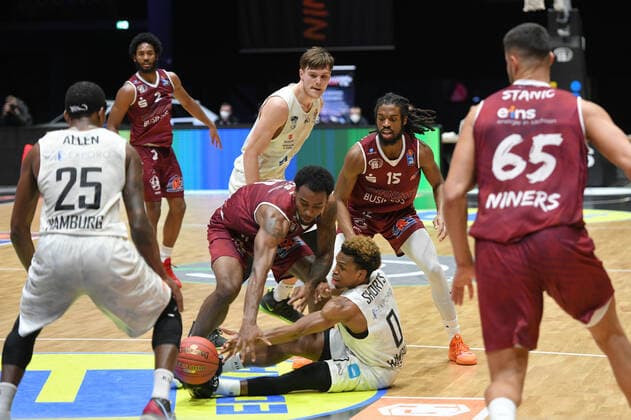 TJ Shorts (Timothy Neocartes Shorts II, Hamburg Towers) re. und Isiaha Mike (Niners Chemnitz) li., im Kampf um den Ball, Niners Chemnitz vs. Hamburg Towers, 19.04.2021, easycredit Basketball Bundesliga, GER, Saison 2020 21 Niners Chemnitz vs. Hamburg Towers, 19.04.2021, easycredit Basketball Bundesliga, GER, Saison 2020 21 Chemnitz Copyright: xBertxHarzer xEibner-xPressefotox