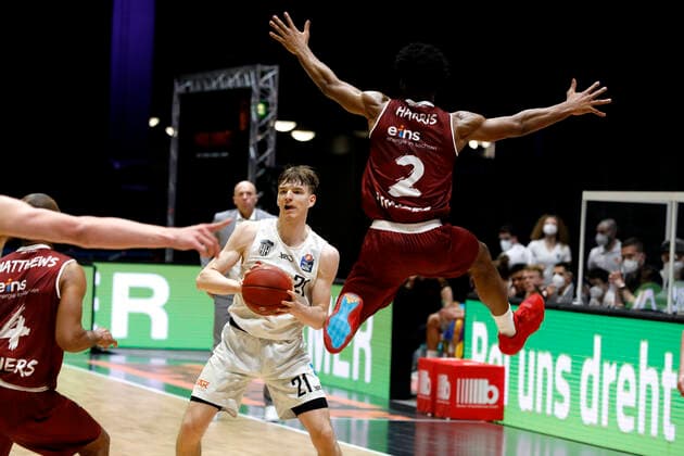 Sport Bilder des Tages 19.04.2021, easyCredit Basketball Bundesliga, BBL, Saison 2020 2021, Herren, Chemnitz Niners - Hamburg Towers Johannes Richter, Hamburg Towers, Terrell Harris, Niners Chemnitz Chemnitz Messe Chemnitz Sachsen Germany