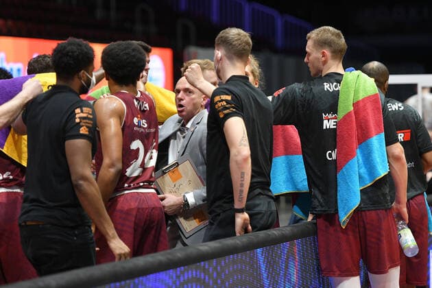 Mannschaft der Niners Chemnitz, Rodrigo Pastore (Trainer, Head Coach, Niners Chemnitz) Mitte, Niners Chemnitz vs. Hamburg Towers, 19.04.2021, easycredit Basketball Bundesliga, GER, Saison 2020 21 Niners Chemnitz vs. Hamburg Towers, 19.04.2021, easycredit Basketball Bundesliga, GER, Saison 2020 21 Chemnitz Copyright: xBertxHarzer xEibner-xPressefotox