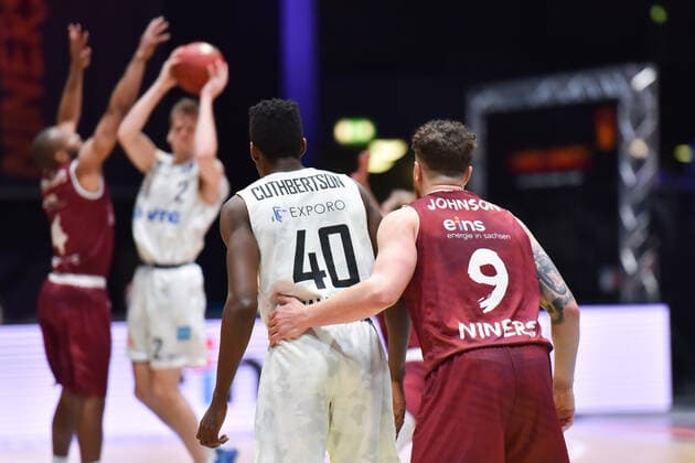 Chemnitz, Deutschland 19. April 2021: BBL - 2020 2021 - Niners Chemnitz vs. Hamburg Towers v.li. Zac Cuthbertson (Hamburg) und Dominique Johnson (Chemnitz) Messe Chemnitz Sachsen Copyright: xFotostandx xDostmannx